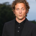 Przyłapano go podczas pracy na planie. Wciela się w uwielbianego muzyka