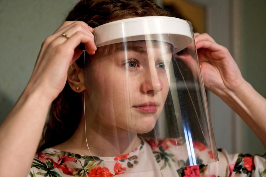 Przyłbica ochronna na zdjęciu ilustracyjnym /Darek Delmanowicz /PAP