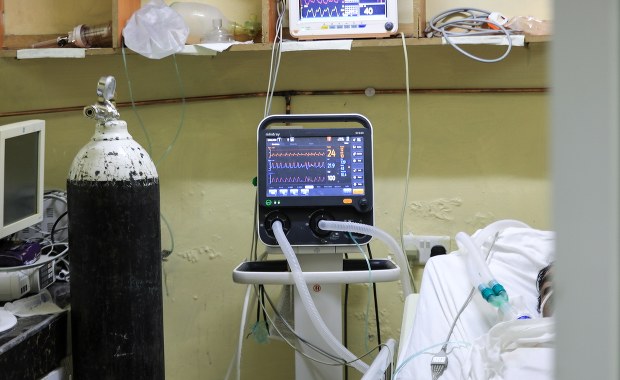 Przylecieli do Belgii na studia. Byli zarażeni indyjską mutacją koronawirusa