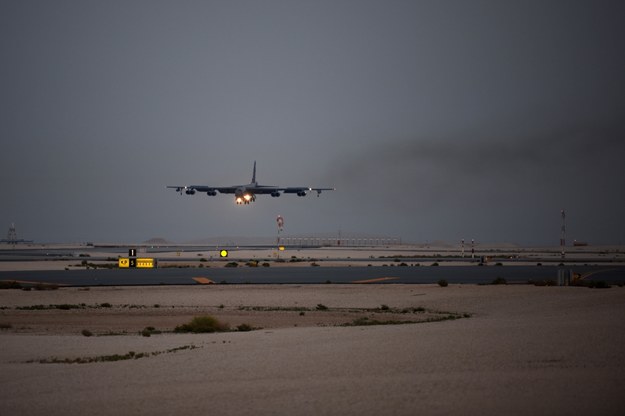 Przylot bombowców B-52H Stratofortress do bazy lotniczej Al Udeid w Katarze na zdjęciach opublikowanych przez Centralne Dowództwo Sił Powietrznych USA /Staff Sgt. Ashley Gardner/US Air Force /