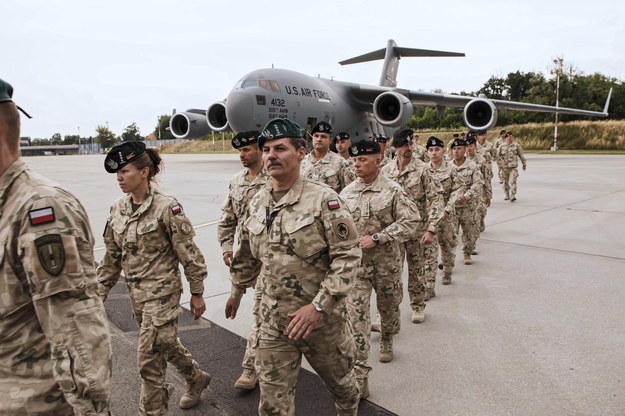 Przylot żołnierzy wracających z ostatniej zmiany w ramach Polskiego Kontyngentu Wojskowego w Afganistanie /Aleksander Koźmiński /PAP