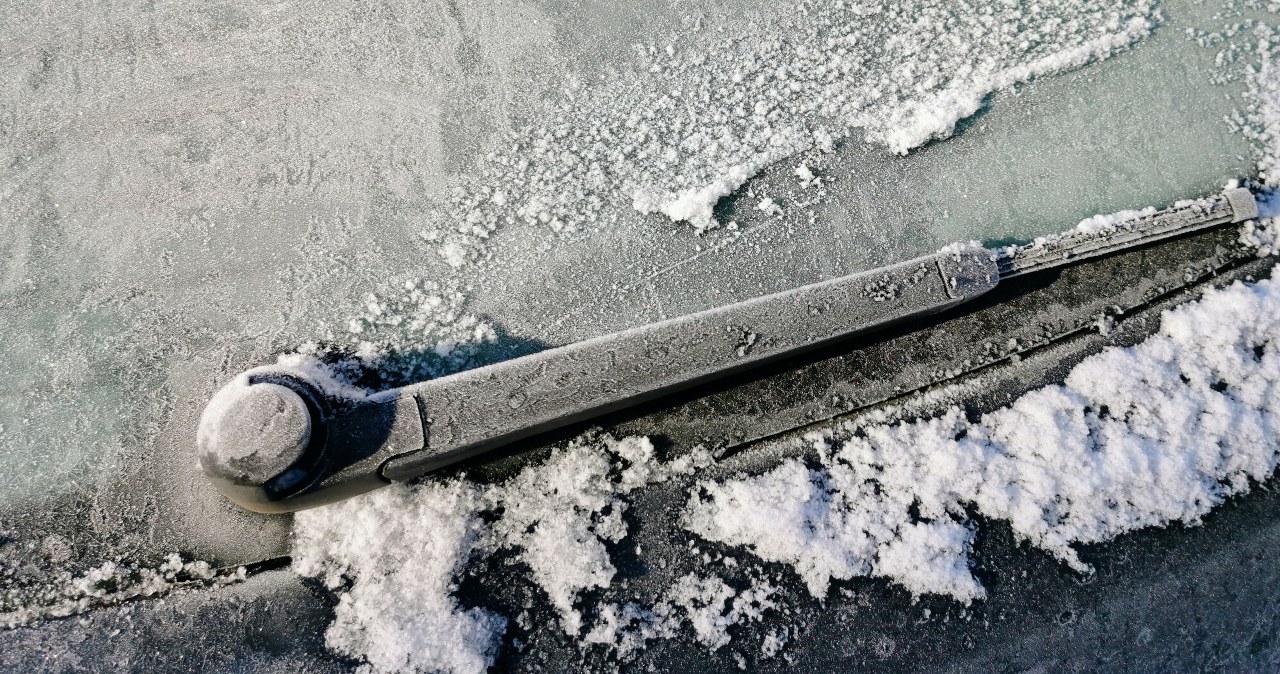 Przymarznięte wycieraczki mogą uszkodzić mechanizm lub doprowadzić do pęknięcia szyby