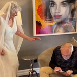 Przymierzyła suknię ślubną po 50 latach! Oto reakcja męża! 