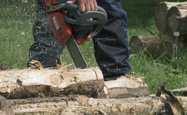 Przypadkiem przeciął sobie twarz piłą łańcuchową. Do szpitala pojechał sam