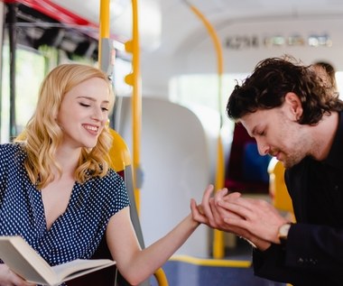 Przypadkowe spotkanie z piękną nieznajomą wywraca do góry nogami życie Tomka (Mateusz Kościukiewicz) - asa agencji reklamowej. Zamiast podpisać lukratywny kontrakt, z dnia na dzień traci on wszystko: pracę, mieszkanie, wypasiony samochód... Postawiony w sytuacji bez wyjścia, wprowadza się do brata - Janka (Rafał Zawierucha), zakochanego w kwiaciarce Klarze (Agnieszka Więdłocha), odludka i komputerowego freaka.