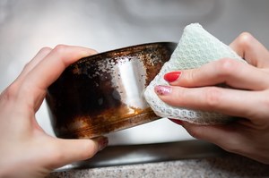 Przypalenie garnka to jeszcze nie wyrok. Jak wyczyścić naczynie ze stali nierdzewnej?