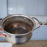 Przypalone garnki moczę w tym. Wystarczy kwadrans, by znów lśniły czystością