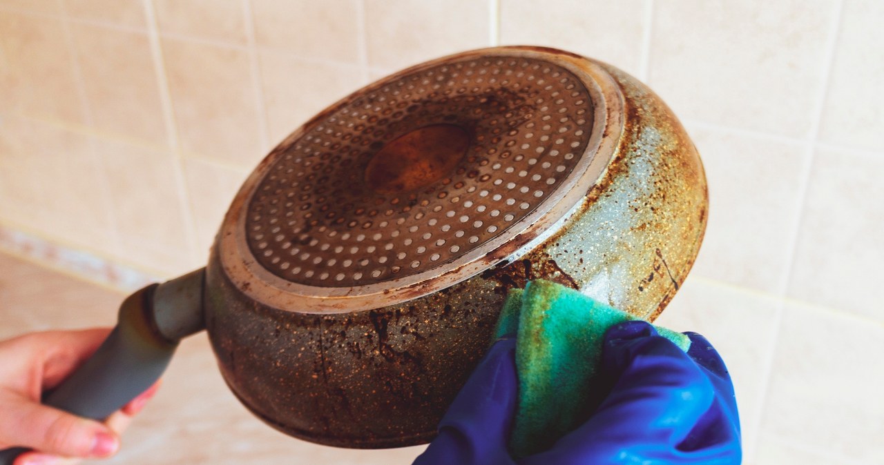 Przypalone patelnie to prawdziwa zmora w kuchni. Jak sobie poradzić z tym problemem z pomocą domowych sposobów? /Pixel