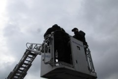 Przypiął się do słupa, po 5 godzinach ściągnęła go policja 