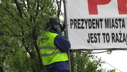 Przypiął się do słupa, po 5 godzinach ściągnęła go policja 