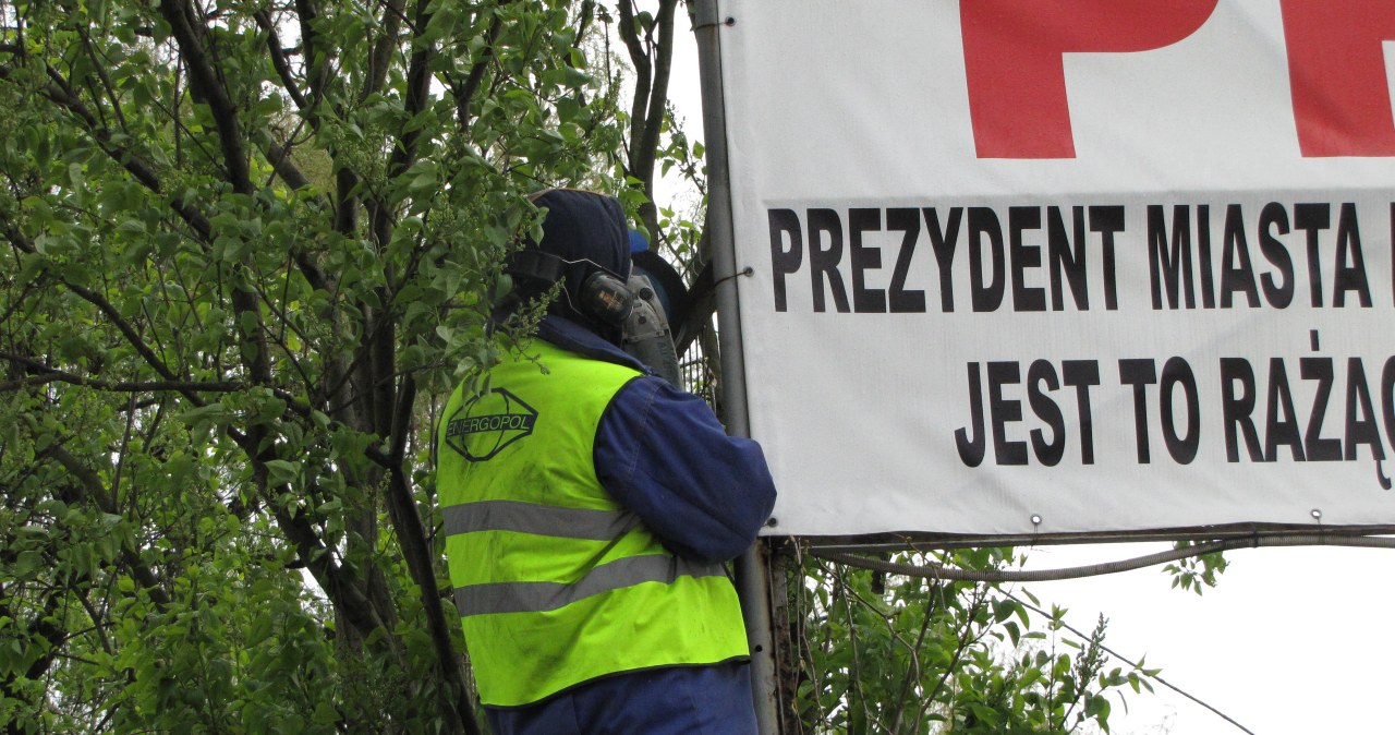 Przypiął się do słupa, po 5 godzinach ściągnęła go policja 