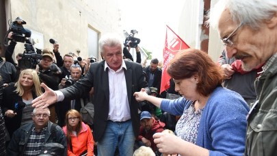 Przypięli się łańcuchami, by udaremnić eksmisję ciężarnej kobiety