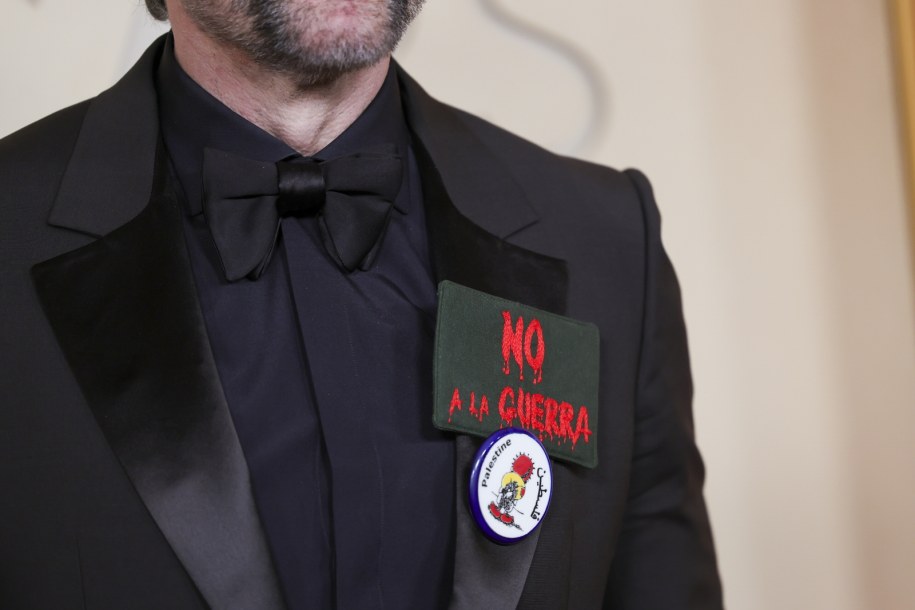 Przypinki na klapie Javiera Bardema /RYAN SUN /PAP/EPA