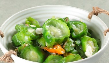 Przypomina ogórka szklarniowego. Ma niewiele kalorii, poprawia trawienie, oczyszcza i działa przeciwzapalnie    