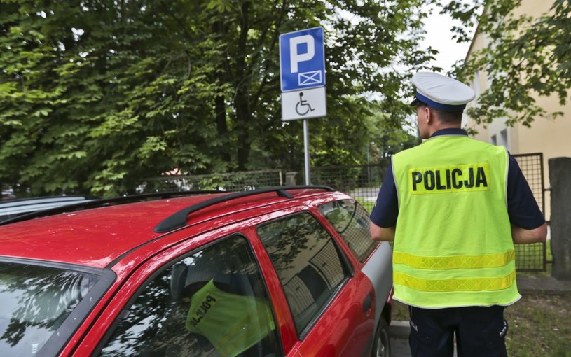 Przypominamy, że nowy taryfikator przewiduje wyższe kary za parkowanie na miejscach przeznaczonych dla osób niepełnosprawnych /PIOTR JEDZURA/REPORTER /Agencja SE/East News