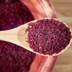 Przyprawa pełna antyoksydantów. Smakuje jak cytryna, wspiera serce i metabolizm cukru. Co naprawdę potrafi sumak?