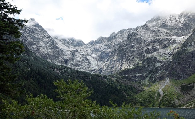 Przyprószyło i przymroziło w Tatrach. Służby apelują