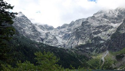 Przyprószyło i przymroziło w Tatrach. Służby apelują
