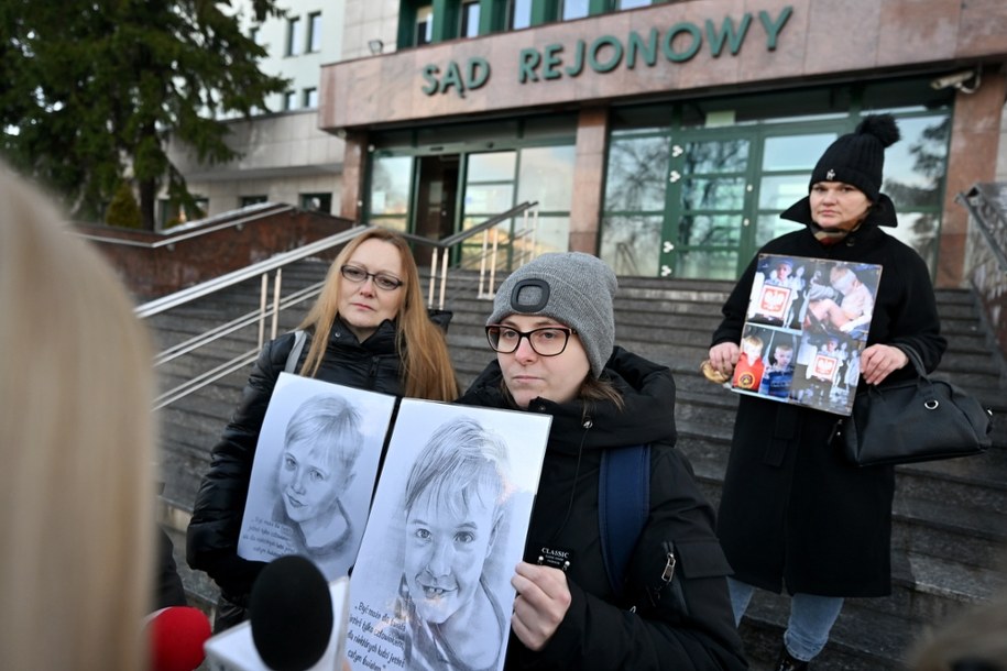 Przyrodnia siostra Kamilka, Magdalena Mazurek (w środku) i działaczka społeczna Małgorzata Malczyk-Dziedzic (z lewej) przed siedzibą Sądu Rejonowego w Kielcach. /Piotr Polak /PAP
