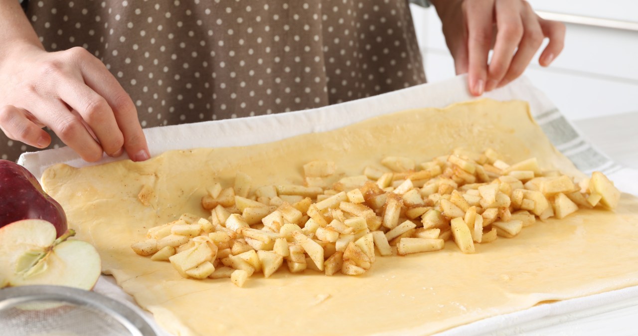 Przyrządzanie apfelberliner przypomina na początku robienie apfelstrudel, czyli austriackiego strudla jabłkowego / liudmilachernetska /123RF/PICSEL