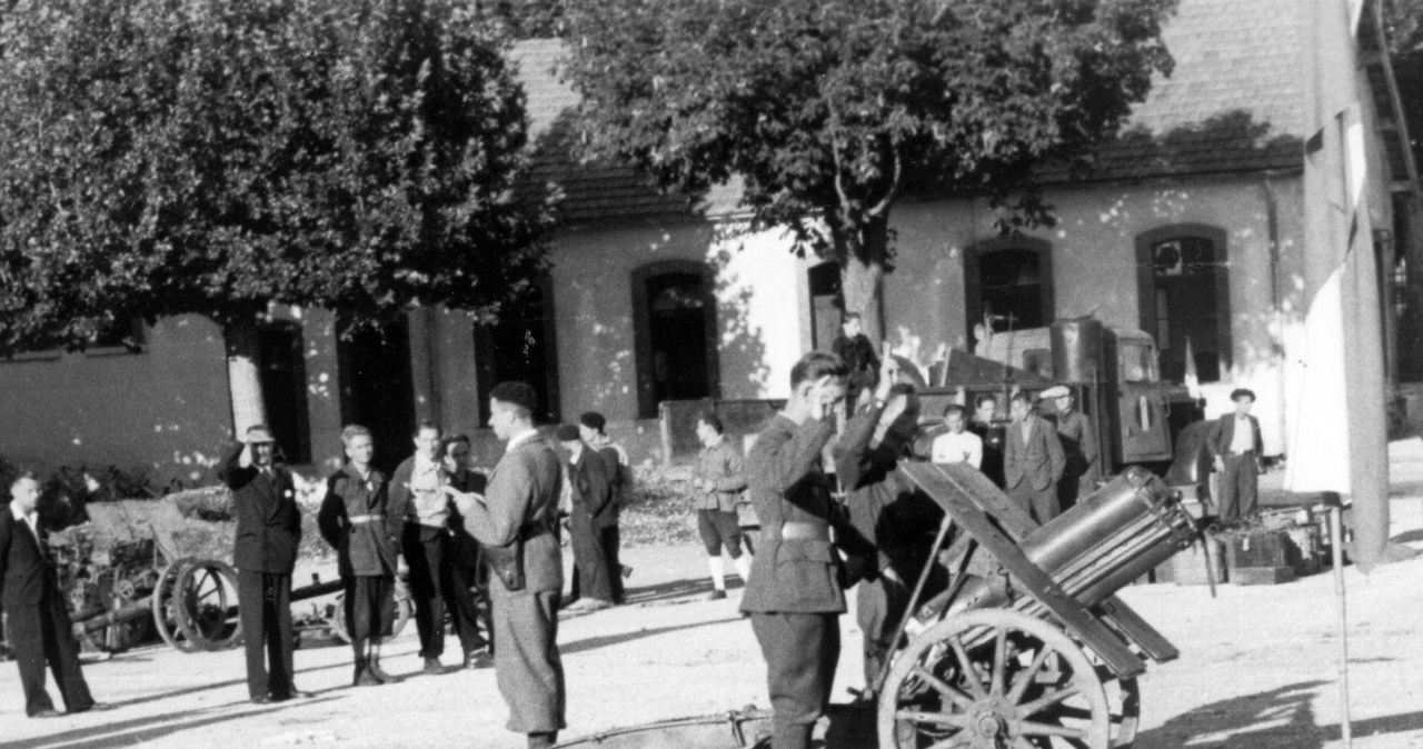 Przysięga żołnierzy w jednym z polskich oddziałów partyzanckich we Francji. Rok 1944 /Archiwum Tomasza Szczerbickiego