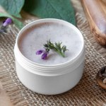 Przyspiesza gojenie się ran, oparzeń i urazów. Jak zrobić maść z żywokostu?