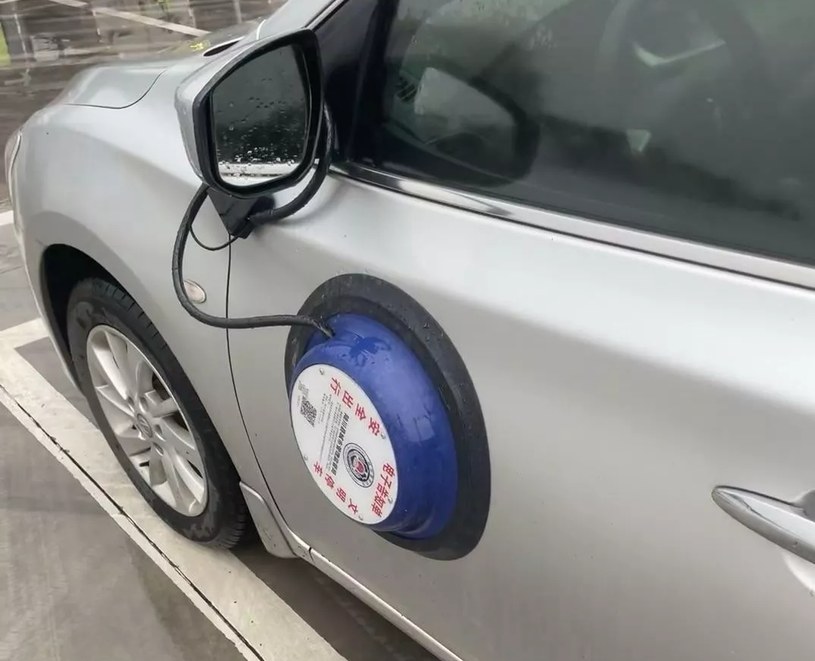 Przyssawka na drzwi ma piętnować kierowców, a jednocześnie lokalizować auto za pomocą GPS (reddit/mildlyinterresting) /
