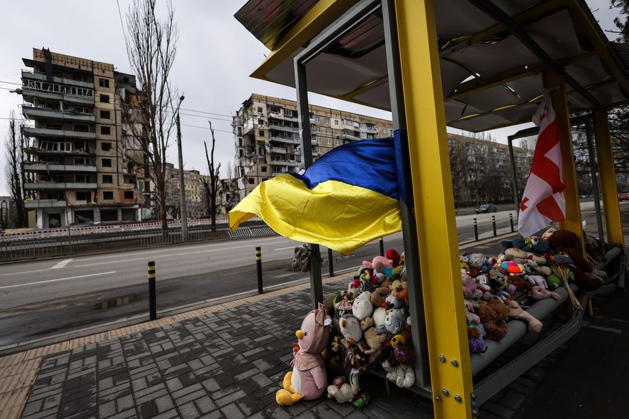 Przystanek autobusowy wypełniony dziecięcymi zabawkami przed zniszczonym przez Rosjan bydynkiem w Dnieprze / 	Leszek Szymański    /PAP