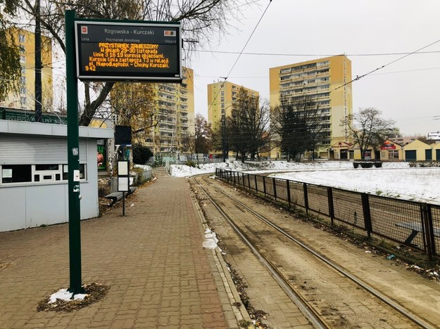 Przystanek tramwajowy na osiedlu Kurczaki w Łodzi o poranku w środę /Agnieszka Wyderka /RMF FM