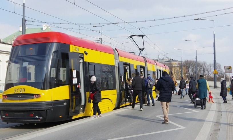 Przystanek tramwajowy na środku ulicy to potencjalnie niebezpieczne miejsce - jak się zachować, zbliżając się do niego? /Marek Bazak /East News