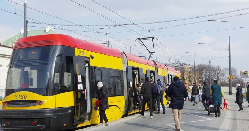 Przystanek tramwajowy na środku ulicy to potencjalnie niebezpieczne miejsce - jak się zachować, zbliżając się do niego? /Marek Bazak /East News