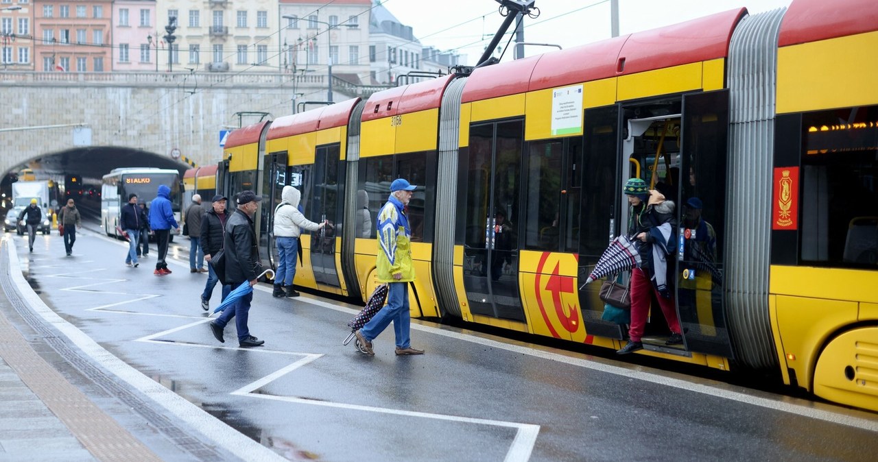 Przystanki tramwajowe często znajdują się na środku jezdni. /Andrzej Iwańczuk/Reporter /East News