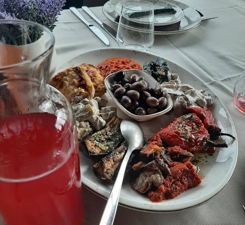 Przystawki inspirowane kuchnią turecką i świeży sok z granatów w restauracji Stara Caršija w Starym Barze /Izabela Grelowska /INTERIA.PL