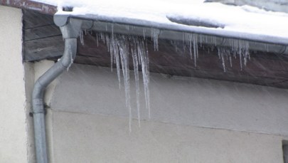 Przyszła odwilż, warszawiacy skarżą się na śliskie chodniki