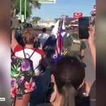 Przyszli na antyrasistowski protest w kapturach Ku Klux Klanu. Mieli też flagę z napisem "Trump"