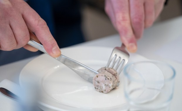 Przyszli ocenić, która kiełbasa jest najlepsza. Ślinka cieknie