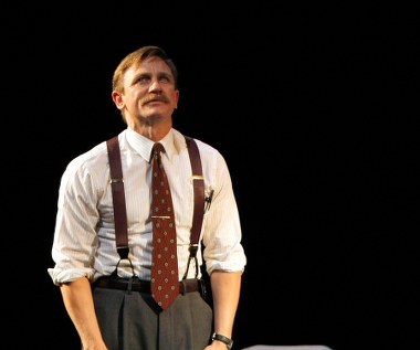 Przyszły agent 007 zaczynał karierę aktorską od występów na deskach teatralnych: w 1993 roku wcielił się w postać Jaya w kontrowersyjnych "Aniołach z Ameryki" na scenie Royal National Theatre. Przygodę z teatrem kontynuuje po dziś dzień: w 2002 roku był nominowany do nagrody London Evening Standard za kreację w sztuce "A Number", prezentowaną na deskach Royal Court Theatre Downstairs. W 2009 roku zaskoczył wszystkich przyjmując broadwayowską propozycję występu w sztuce "A Steady Rain", w której jego partnerem miał być Hugh Jackman. Spektakl okazał się być strzałem w dziesiątkę, ugruntowując coraz silniejszą pozycję Craiga jako wszechstronnego artysty.