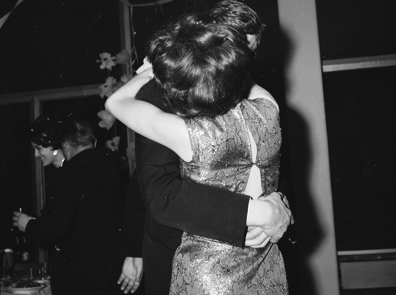 Przytulająca się para, 1968 rok /Z archiwum Narodowego Archiwum Cyfrowego