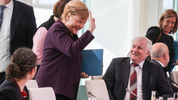 Przywitanie Angeli Merkel z Horstem Seehoferem /OMER MESSINGER  /PAP/EPA