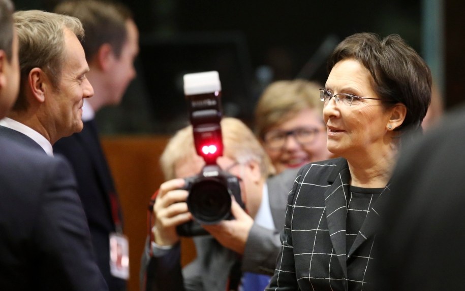 Przywitanie Ewy Kopacz i szefa RE Donalda Tuska podczas szczytu UE /OLIVIER HOSLET /PAP/EPA