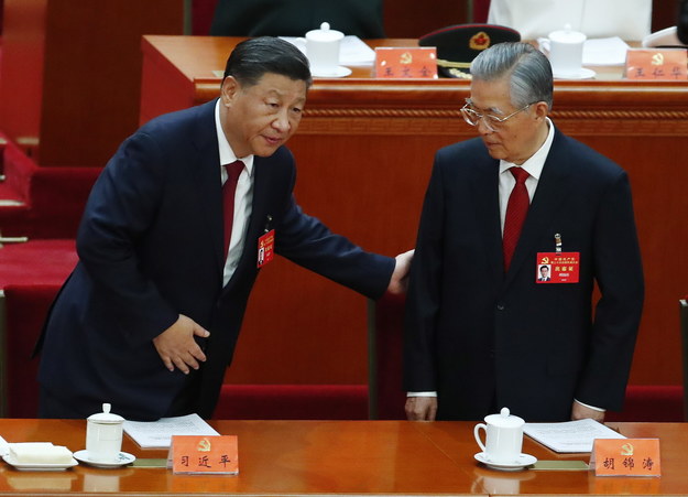 Przywódca Chin Xi Jinping (L) i jego poprzednik Hu Jintao (P) /MARK R. CRISTINO /PAP/EPA