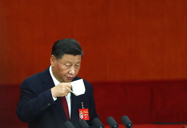 Przywódca Chin Xi Jinping popijający z filiżanki podczas ceremonii otwarcia XX zjazdu KPCh w Pekinie /MARK R. CRISTINO /PAP/EPA