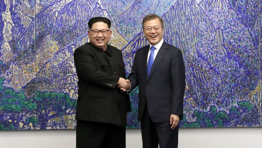 Przywódca Korei Płn. Kim Dzong Un i prezydent Korei Płd. Mun Dze In /KOREA SUMMIT PRESS POOL / POOL /PAP/EPA