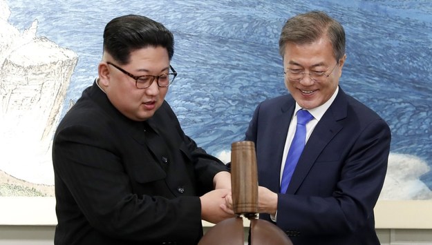 Przywódca Korei Płn. Kim Dzong Un i prezydent Korei Płd. Mun Dze In /Korea Summit Press Pool /PAP/EPA
