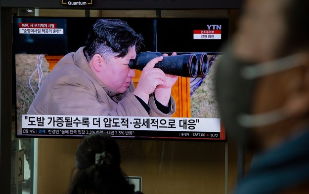 Przywódca Korei Płn. Kim Dzong Un podczas oglądania testów nowej broni /JEON HEON-KYUN /PAP/EPA