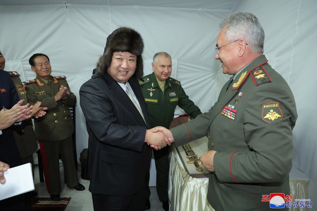 Przywódca Korei Północnej Kim Dzong Un i minister obrony Rosji Siergiej Szojgu /KCNA /PAP/EPA
