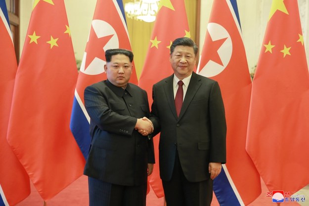 Przywódca Korei Północnej Kim Dzong Un i prezydent Chin Xi Jinping. /KCNA /PAP/EPA