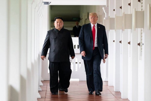 Przywódca Korei Północnej Kim Dzong Un i prezydenta USA Donald Trump w czasie historycznego spotkania w Singapurze, 12 czerwca 2018 /Shealah Craighead/UPI Photo/Newscom /PAP
