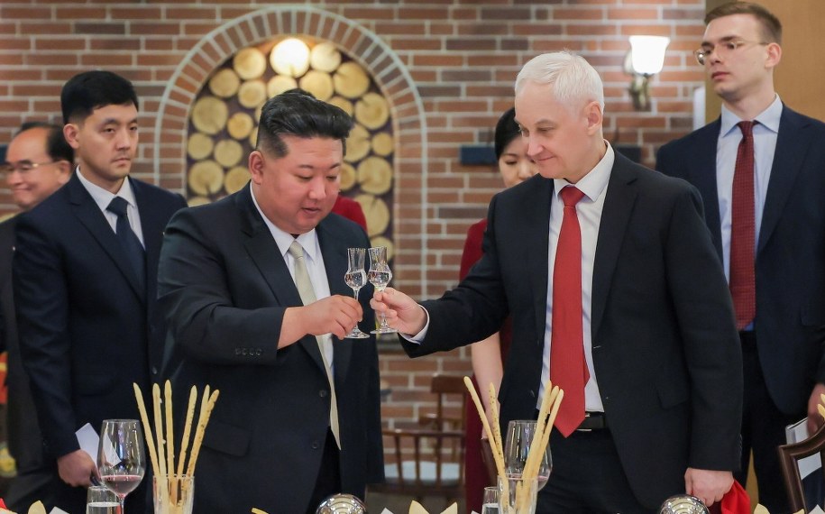 Przywódca Korei Północnej Kim Dzong Un i rosyjski minister obrony Andriej Biełousow /KCNA /PAP/EPA