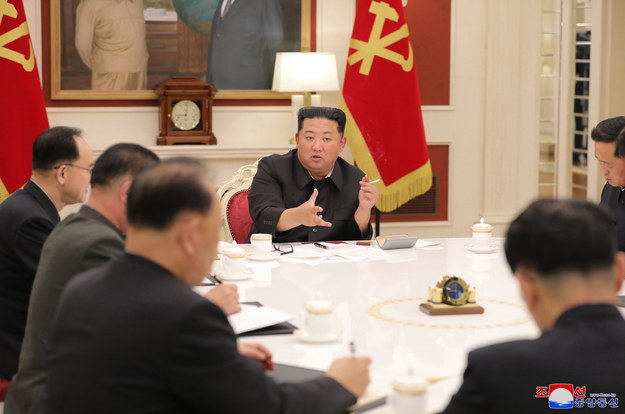 Przywódca Korei Północnej Kim Dzong Un na posiedzeniu biura politycznego /KCNA /PAP/EPA